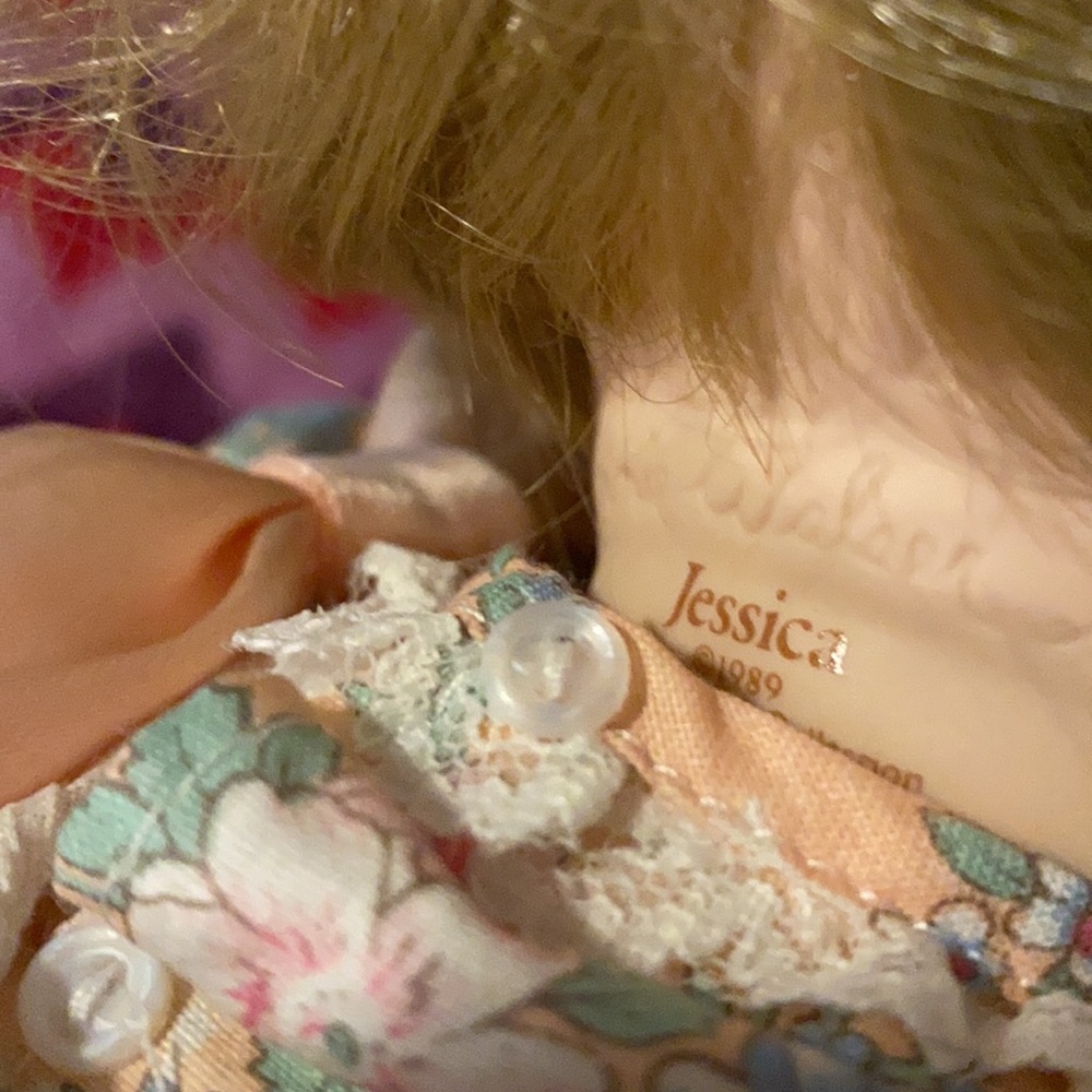 PORCELAIN DOLL - Picture 15 of 16